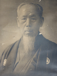 川合芳次郎像